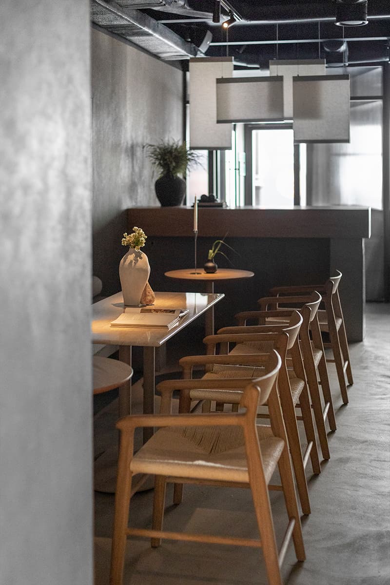 Приглушенный свет и современное искусство в интерьере бара в особняке XIX века — проект Bureau Mitra