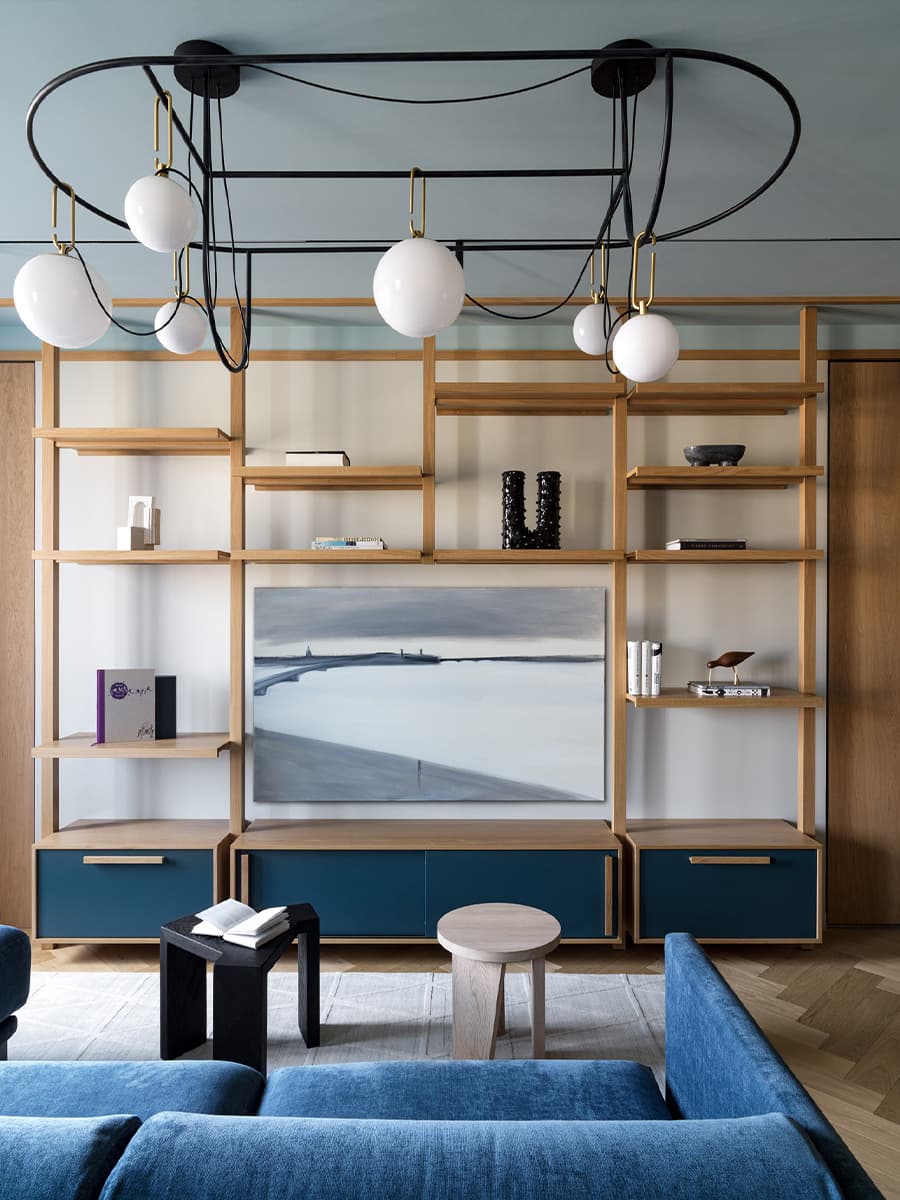 Яркое латунное панно в интерьере большой квартиры с цветными потолками — проект ToTaste.studio