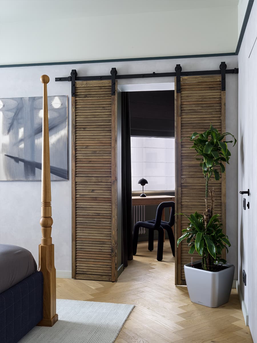 Яркое латунное панно в интерьере большой квартиры с цветными потолками — проект ToTaste.studio