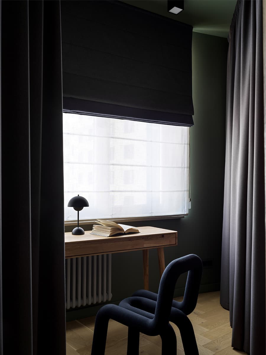 Яркое латунное панно в интерьере большой квартиры с цветными потолками — проект ToTaste.studio