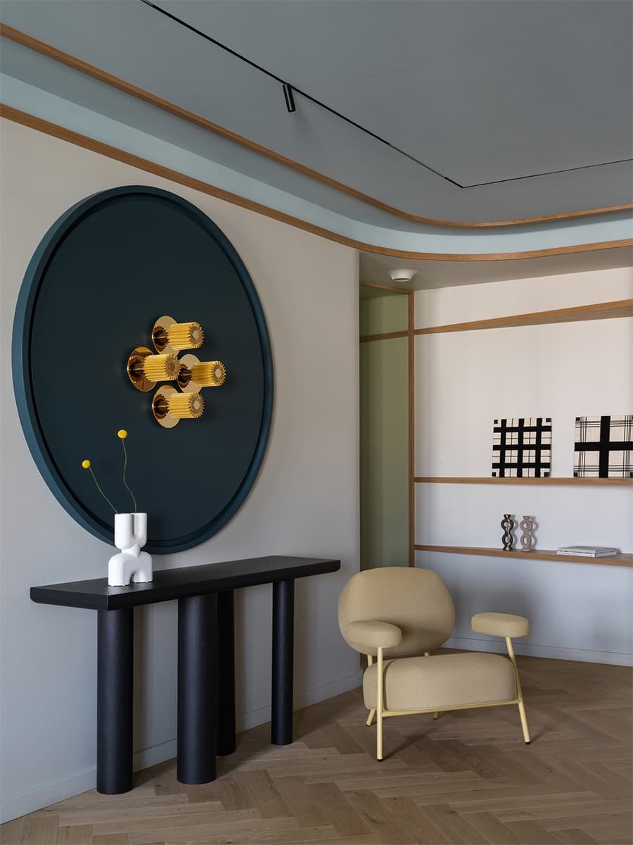 Яркое латунное панно в интерьере большой квартиры с цветными потолками — проект ToTaste.studio