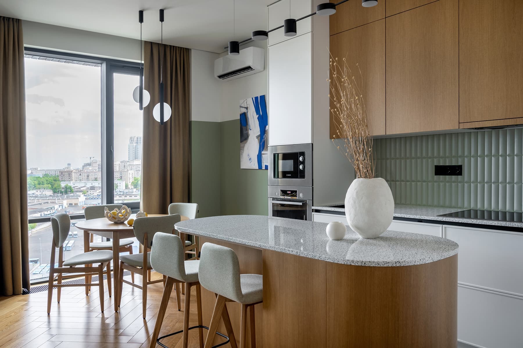 Вдохновленный искусством интерьер с выразительными деталями из дуба — проект Анастасии Акиминой