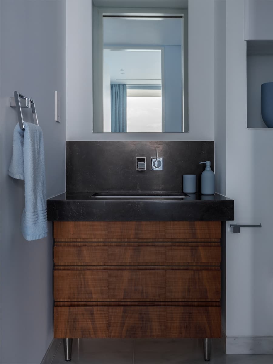 Акцентная стена из рыжей древесины в интерьере квартиры с морским настроением — проект Юлии Очкал и Натальи Ленивцевой