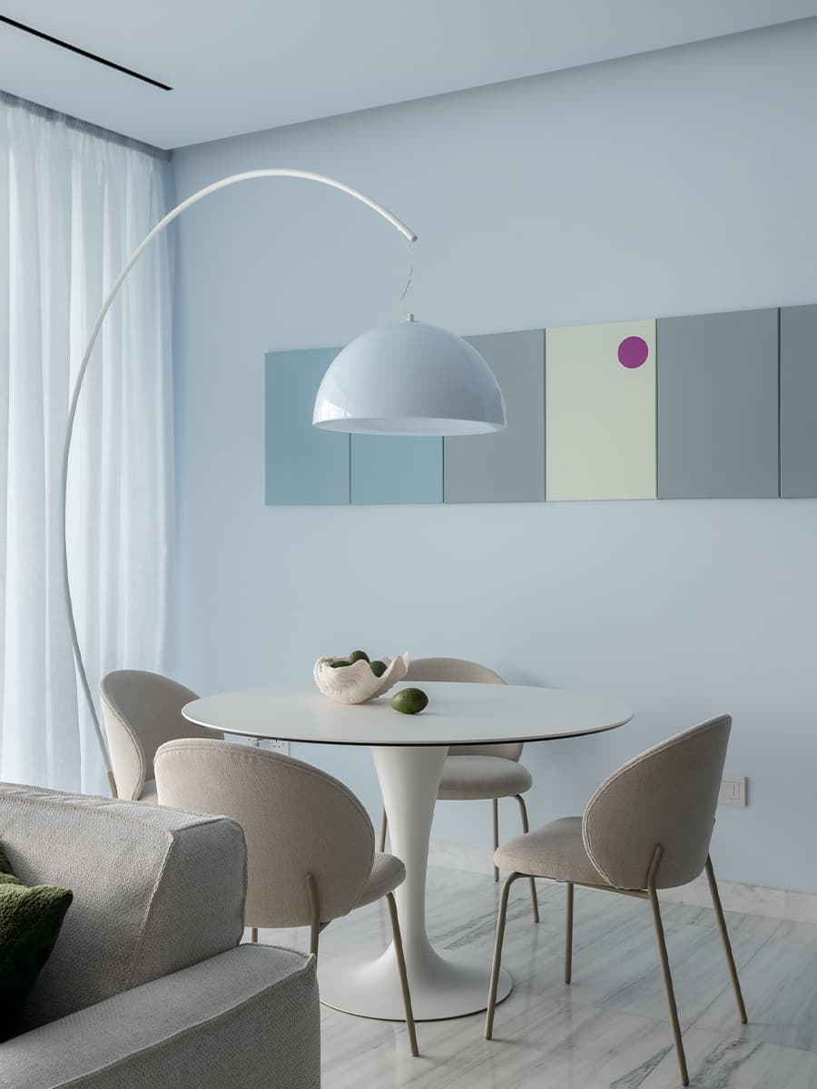 Акцентная стена из рыжей древесины в интерьере квартиры с морским настроением — проект Юлии Очкал и Натальи Ленивцевой