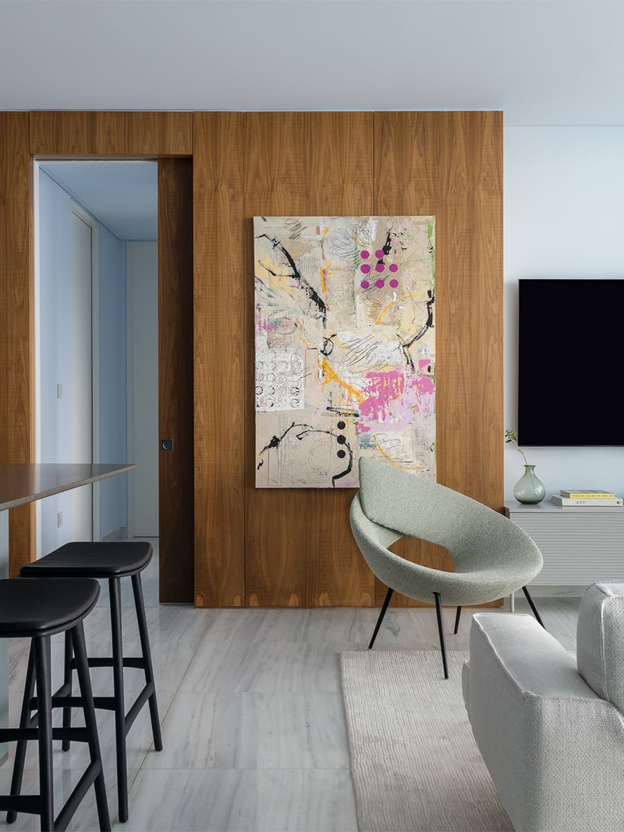 Акцентная стена из рыжей древесины в интерьере квартиры с морским настроением — проект Юлии Очкал и Натальи Ленивцевой