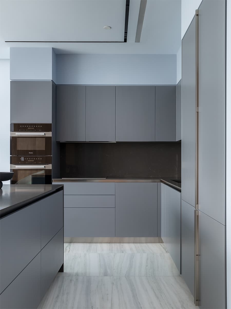 Акцентная стена из рыжей древесины в интерьере квартиры с морским настроением — проект Юлии Очкал и Натальи Ленивцевой