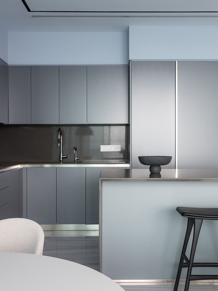 Акцентная стена из рыжей древесины в интерьере квартиры с морским настроением — проект Юлии Очкал и Натальи Ленивцевой