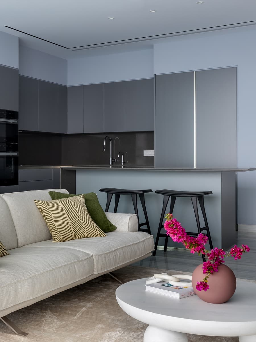 Акцентная стена из рыжей древесины в интерьере квартиры с морским настроением — проект Юлии Очкал и Натальи Ленивцевой