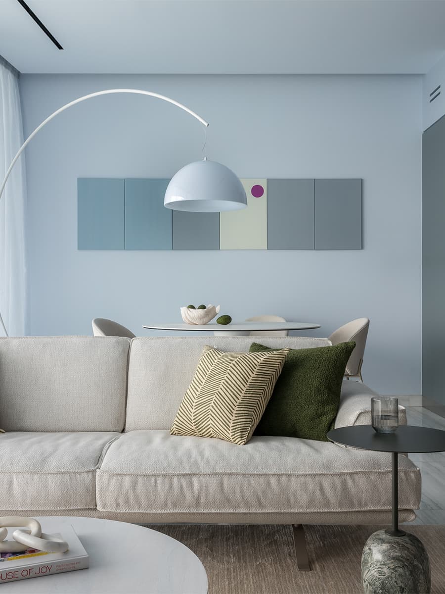 Акцентная стена из рыжей древесины в интерьере квартиры с морским настроением — проект Юлии Очкал и Натальи Ленивцевой