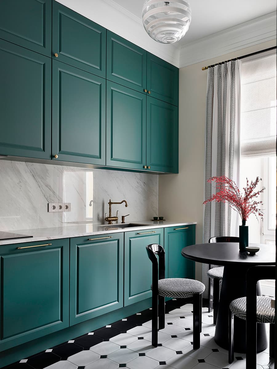 Антикварная мебель и нарядный декор в парадном интерьере квартиры на Арбате — проект Натальи Федотовой