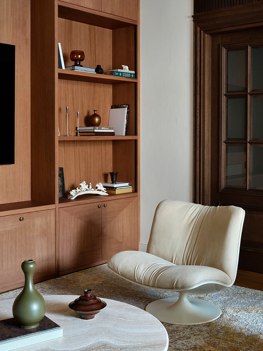 Антикварная мебель и нарядный декор в парадном интерьере квартиры на Арбате — проект Натальи Федотовой