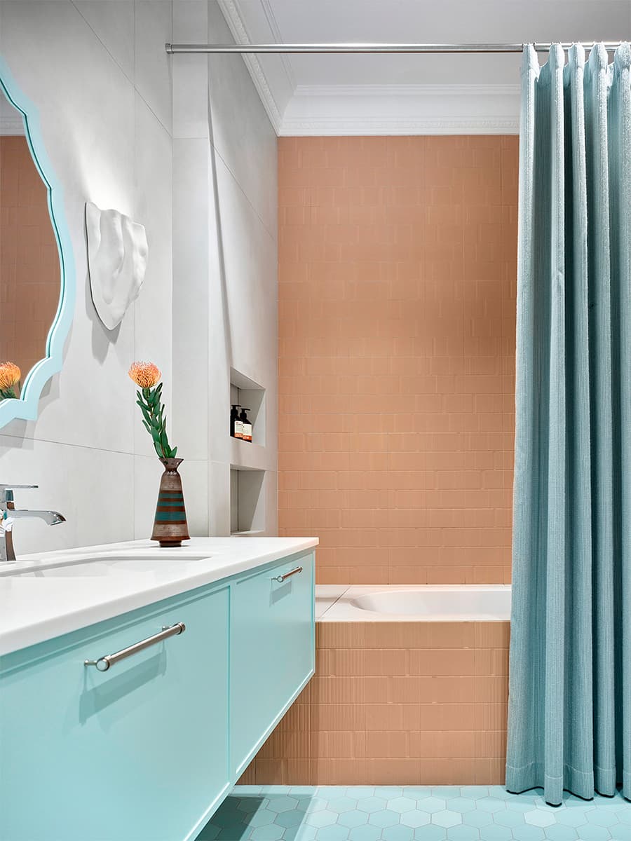 Антикварная мебель и нарядный декор в парадном интерьере квартиры на Арбате — проект Натальи Федотовой