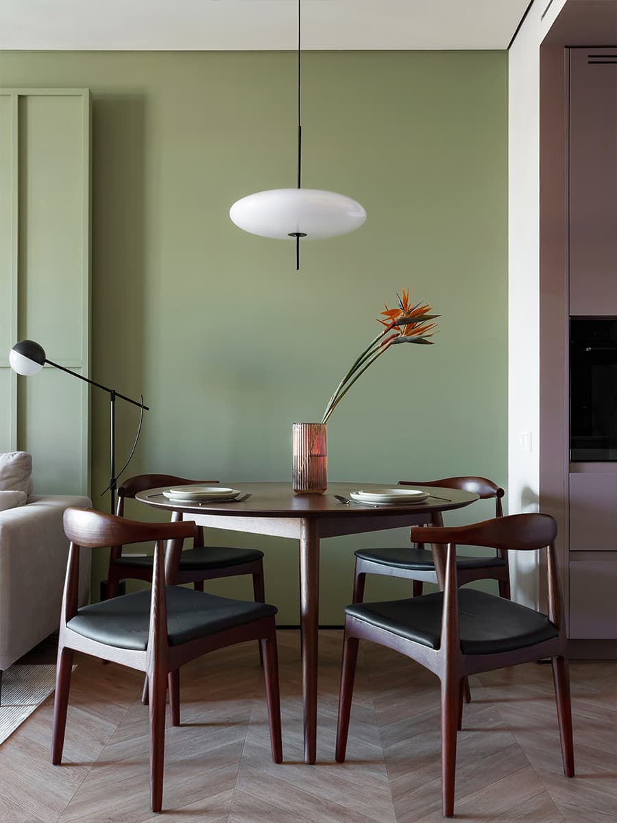 Лиловая кухня и обилие зеленого цвета в интерьере екатеринбургской квартиры — проект Анны Лагутиной