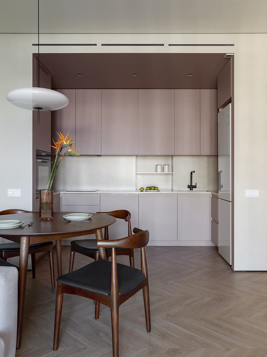 Лиловая кухня и обилие зеленого цвета в интерьере екатеринбургской квартиры — проект Анны Лагутиной