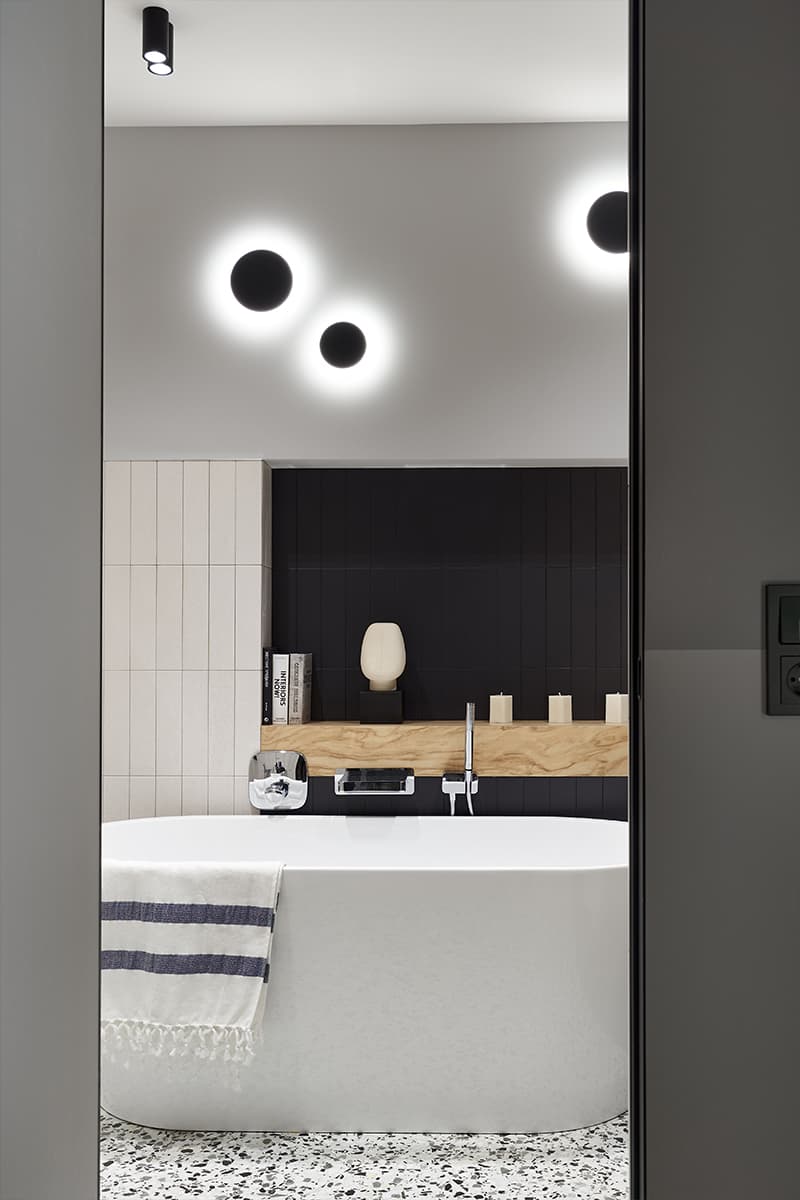 Лаконичный интерьер двухэтажной квартиры с большими окнами — проект студии дизайна и архитектуры «Коробка»