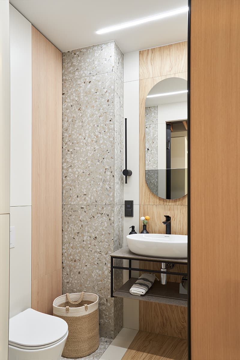 Лаконичный интерьер двухэтажной квартиры с большими окнами — проект студии дизайна и архитектуры «Коробка»