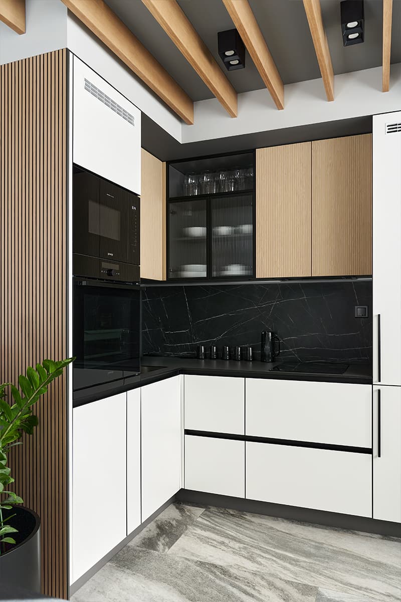 Лаконичный интерьер двухэтажной квартиры с большими окнами — проект студии дизайна и архитектуры «Коробка»