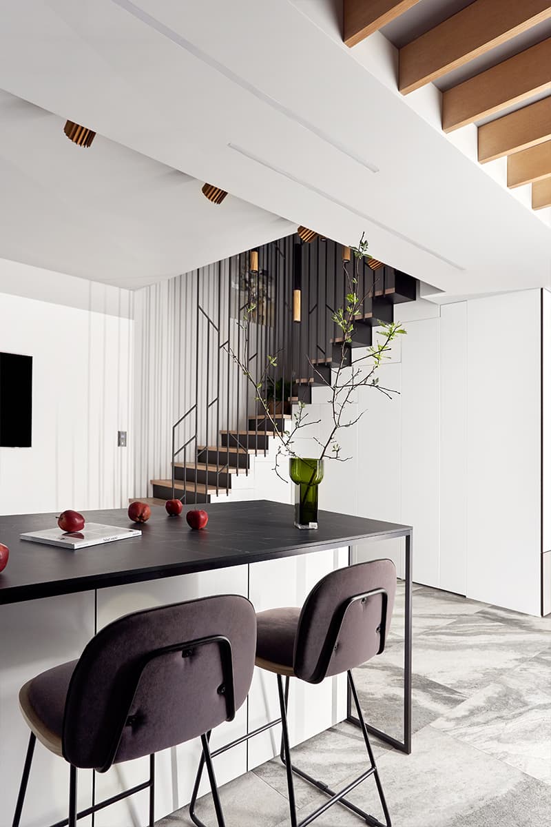 Лаконичный интерьер двухэтажной квартиры с большими окнами — проект студии дизайна и архитектуры «Коробка»