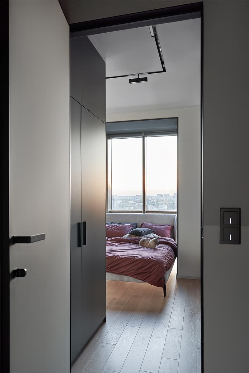 Лаконичный интерьер двухэтажной квартиры с большими окнами — проект студии дизайна и архитектуры «Коробка»