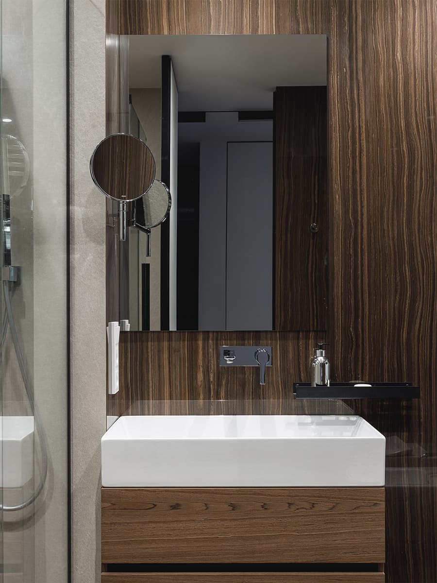 Домашняя библиотека со шкафами из шпона в интерьере казанской квартиры — проект Насибы Бойматовой