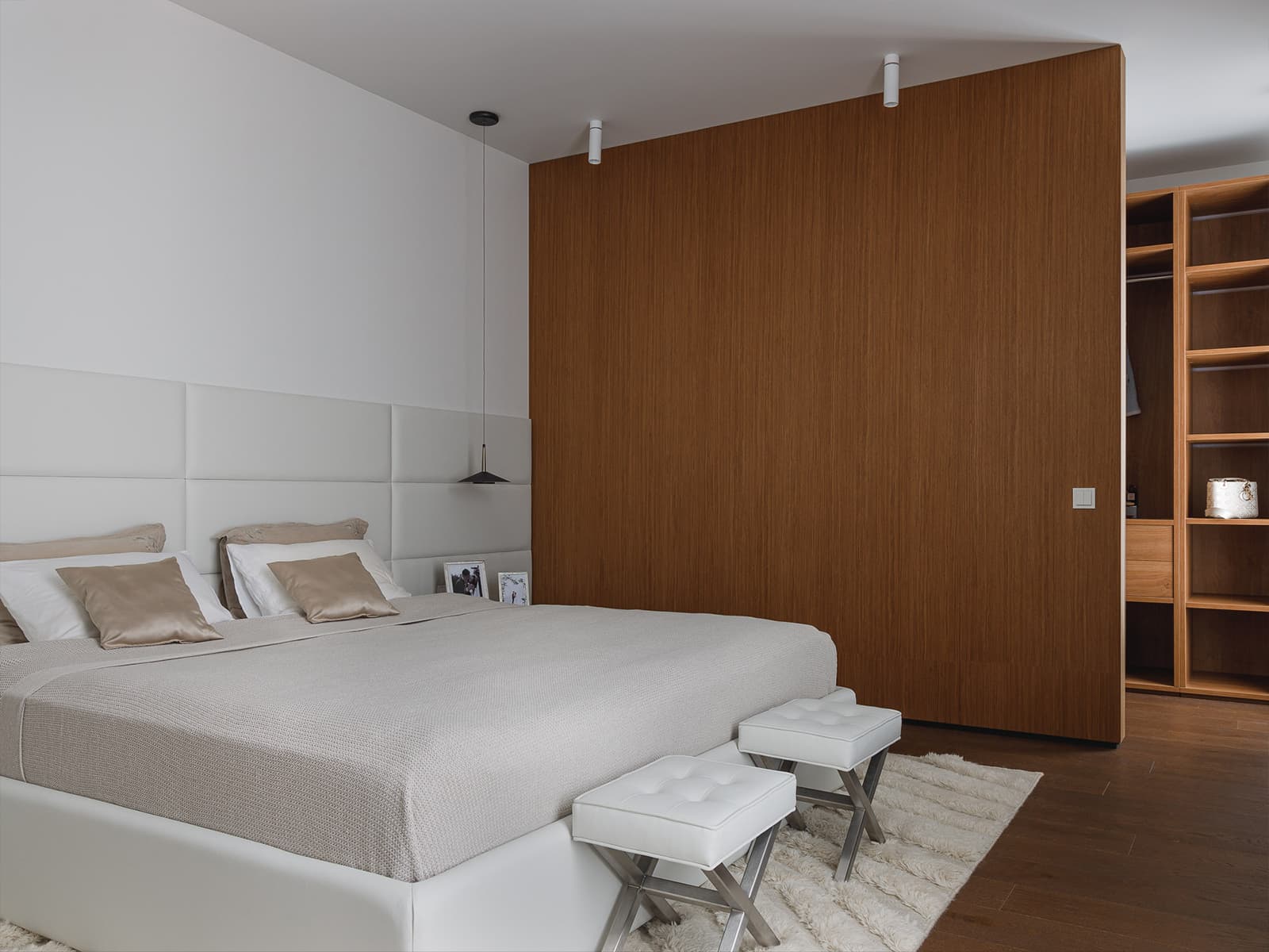 Домашняя библиотека со шкафами из шпона в интерьере казанской квартиры — проект Насибы Бойматовой