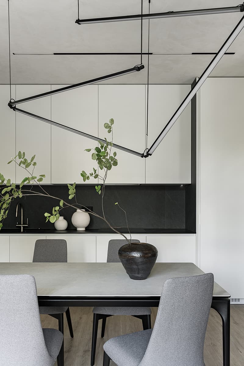 Элегантный куб гардеробной в центре интерьера с мягкими линиями — проект студии дизайна интерьеров Анастасии Безматерных