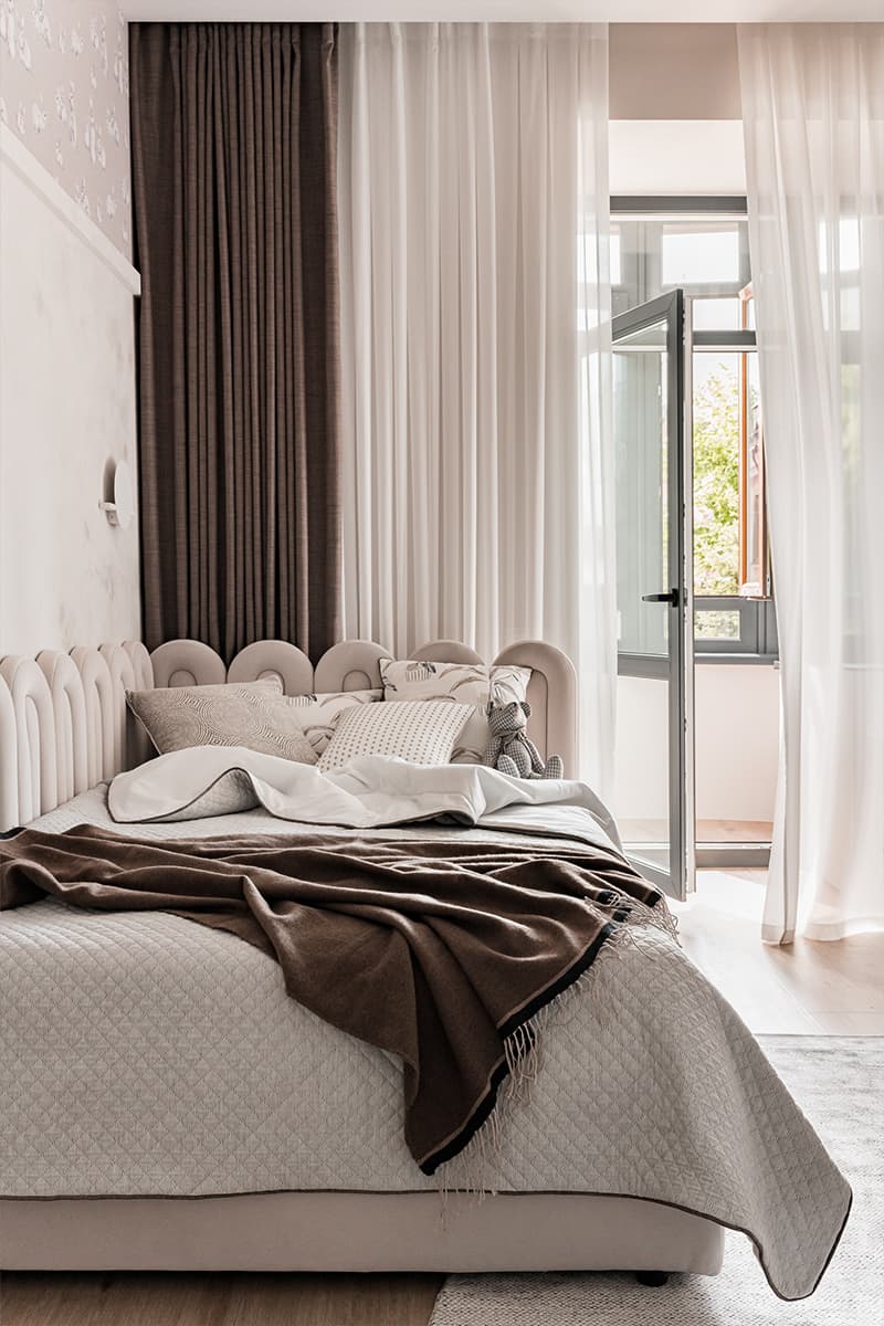 Элегантный куб гардеробной в центре интерьера с мягкими линиями — проект студии дизайна интерьеров Анастасии Безматерных