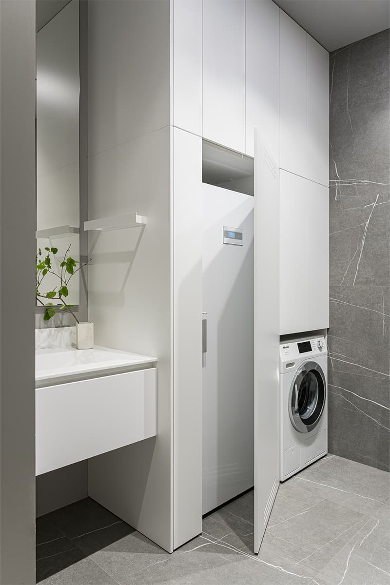 Элегантный куб гардеробной в центре интерьера с мягкими линиями — проект студии дизайна интерьеров Анастасии Безматерных