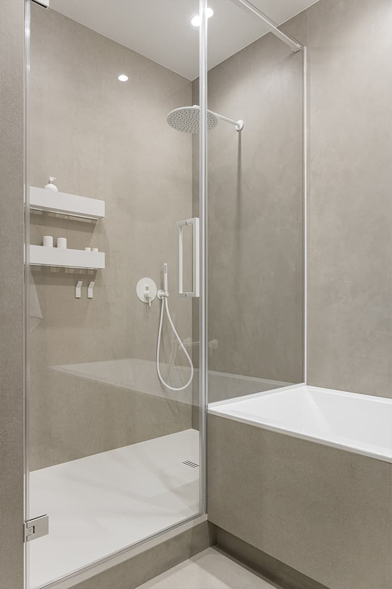 Элегантный куб гардеробной в центре интерьера с мягкими линиями — проект студии дизайна интерьеров Анастасии Безматерных