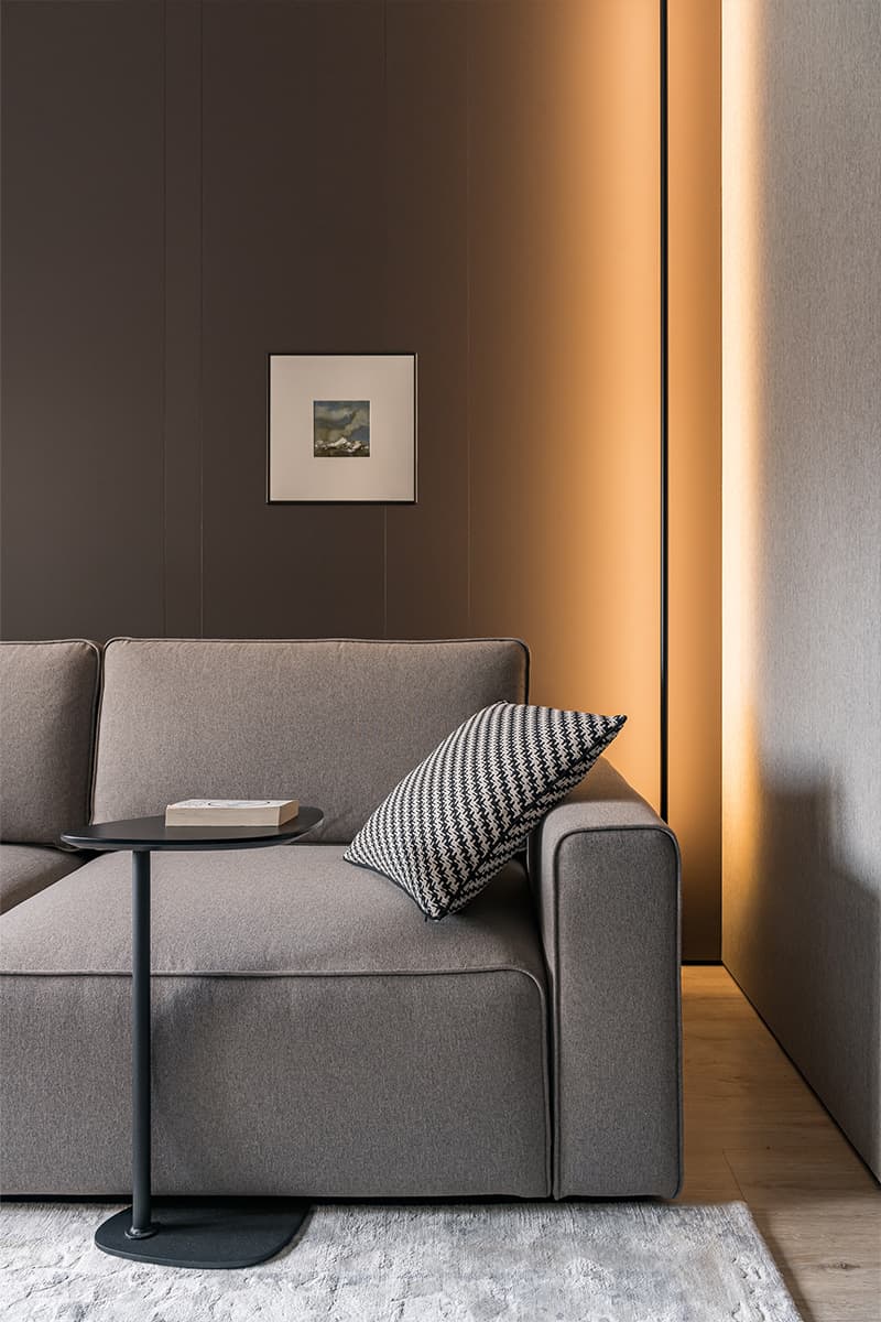 Элегантный куб гардеробной в центре интерьера с мягкими линиями — проект студии дизайна интерьеров Анастасии Безматерных