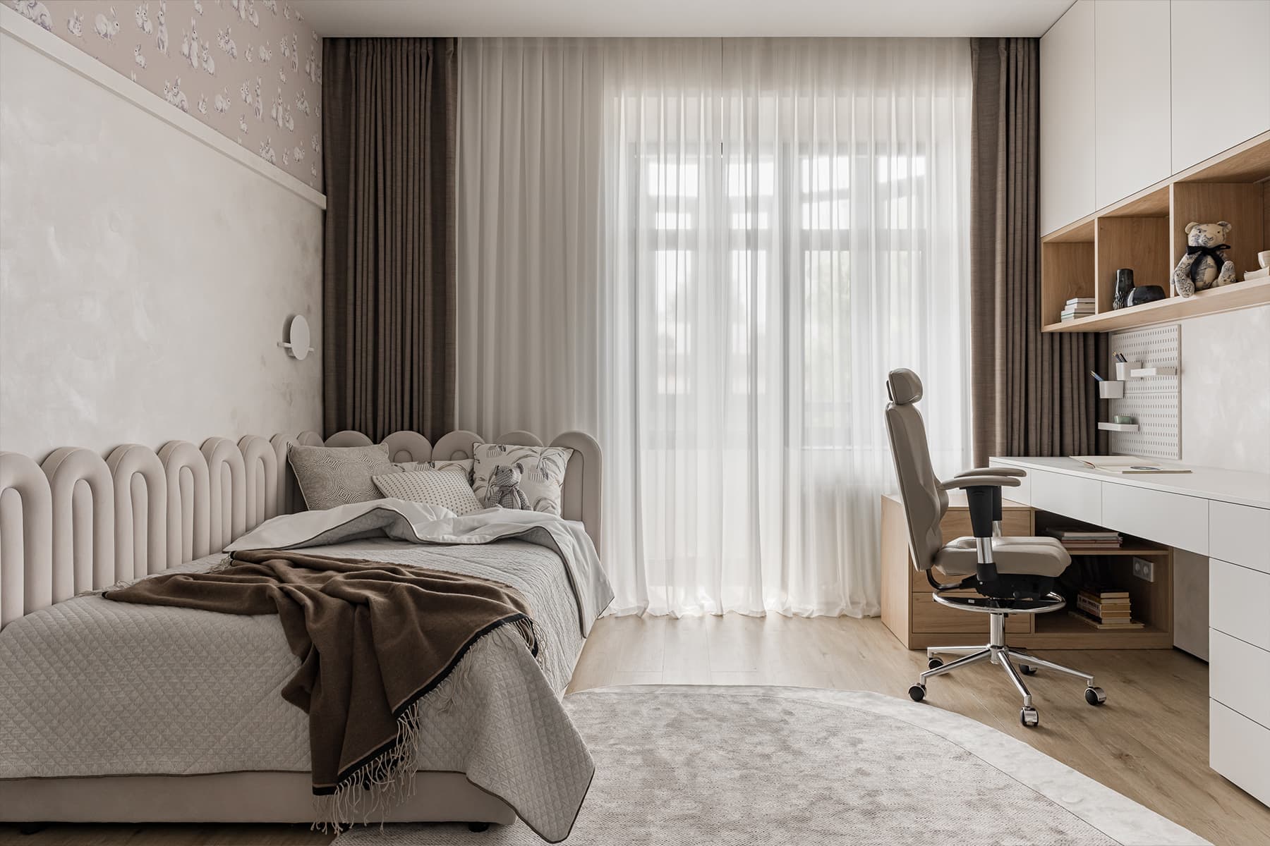 Элегантный куб гардеробной в центре интерьера с мягкими линиями — проект студии дизайна интерьеров Анастасии Безматерных