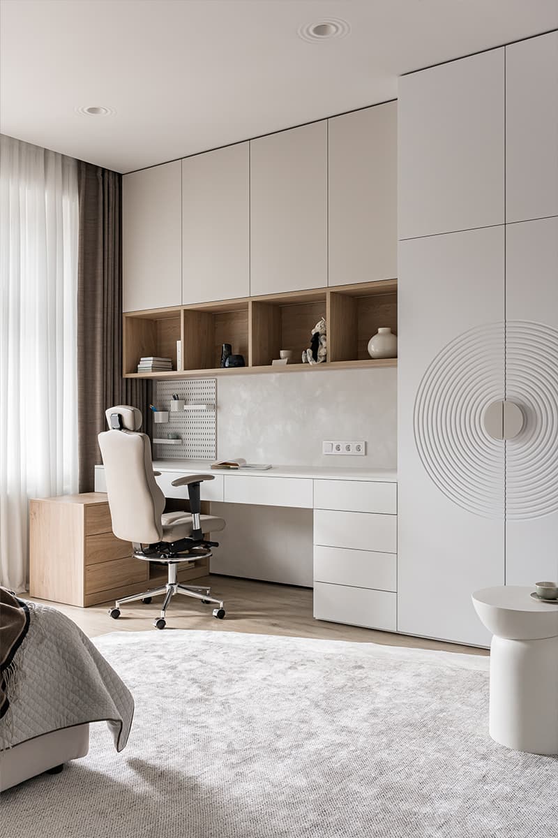 Элегантный куб гардеробной в центре интерьера с мягкими линиями — проект студии дизайна интерьеров Анастасии Безматерных