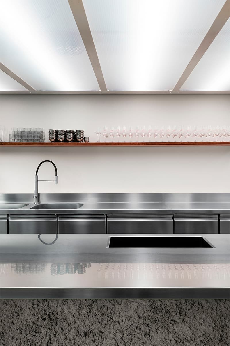 Кухня с диммируемым светом в интерьере камерного бара в Италии — проект Etiam Studio