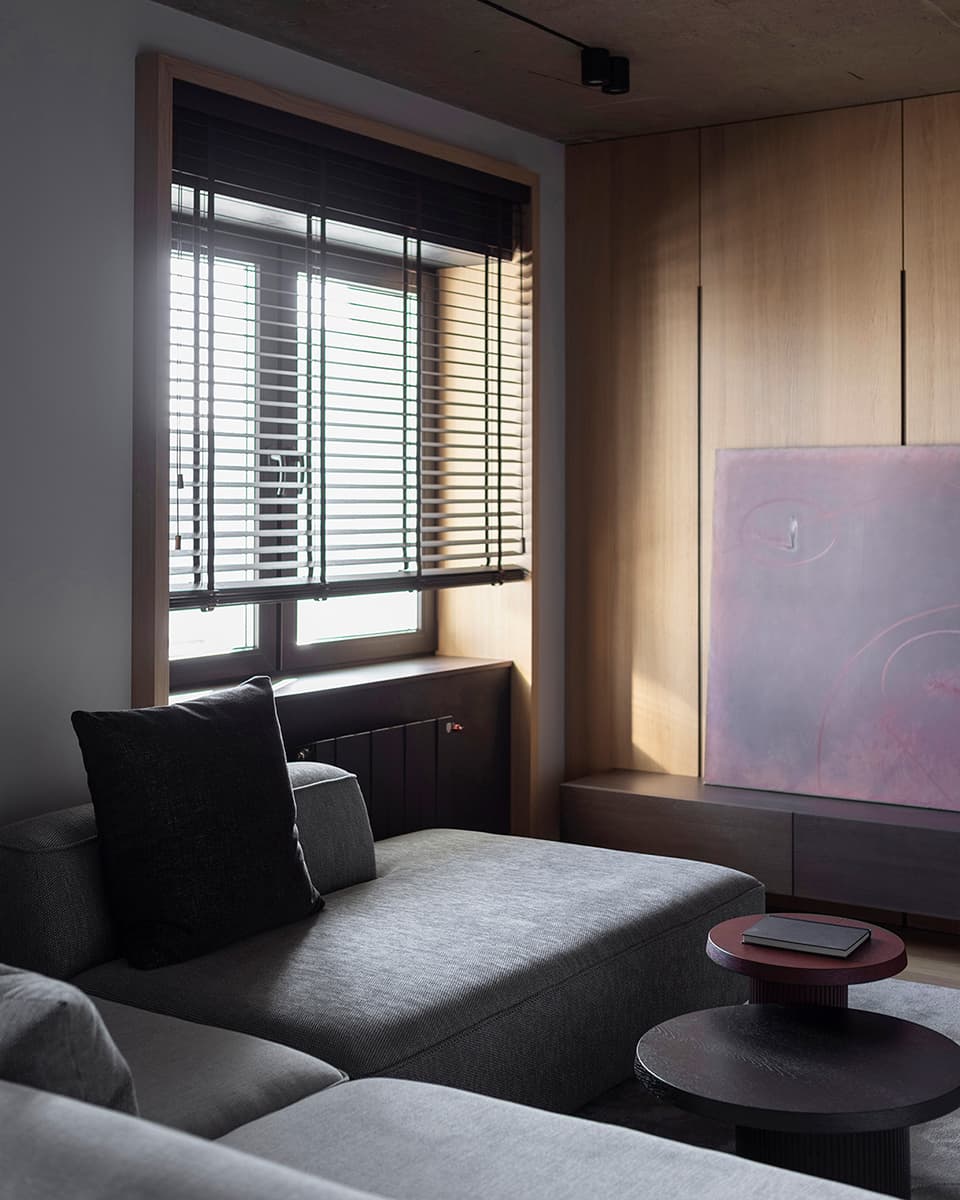 Графичный мужской интерьер квартиры с низкими потолками — проект Игоря и Алёны Скаржевских