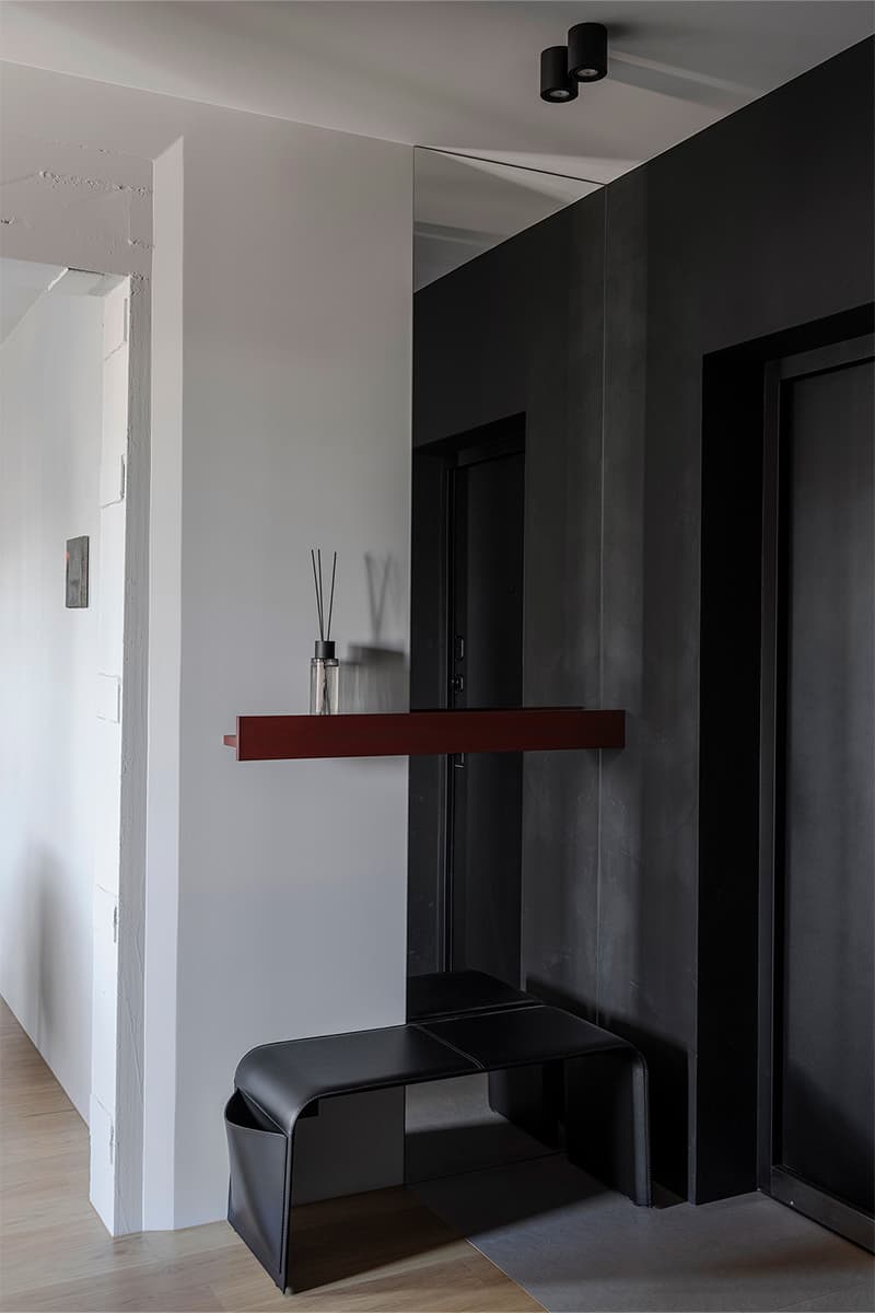 Графичный мужской интерьер квартиры с низкими потолками — проект Игоря и Алёны Скаржевских