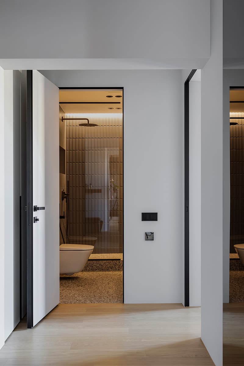 Графичный мужской интерьер квартиры с низкими потолками — проект Игоря и Алёны Скаржевских