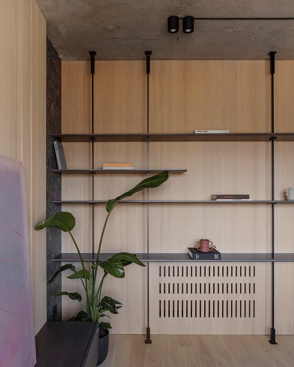 Графичный мужской интерьер квартиры с низкими потолками — проект Игоря и Алёны Скаржевских