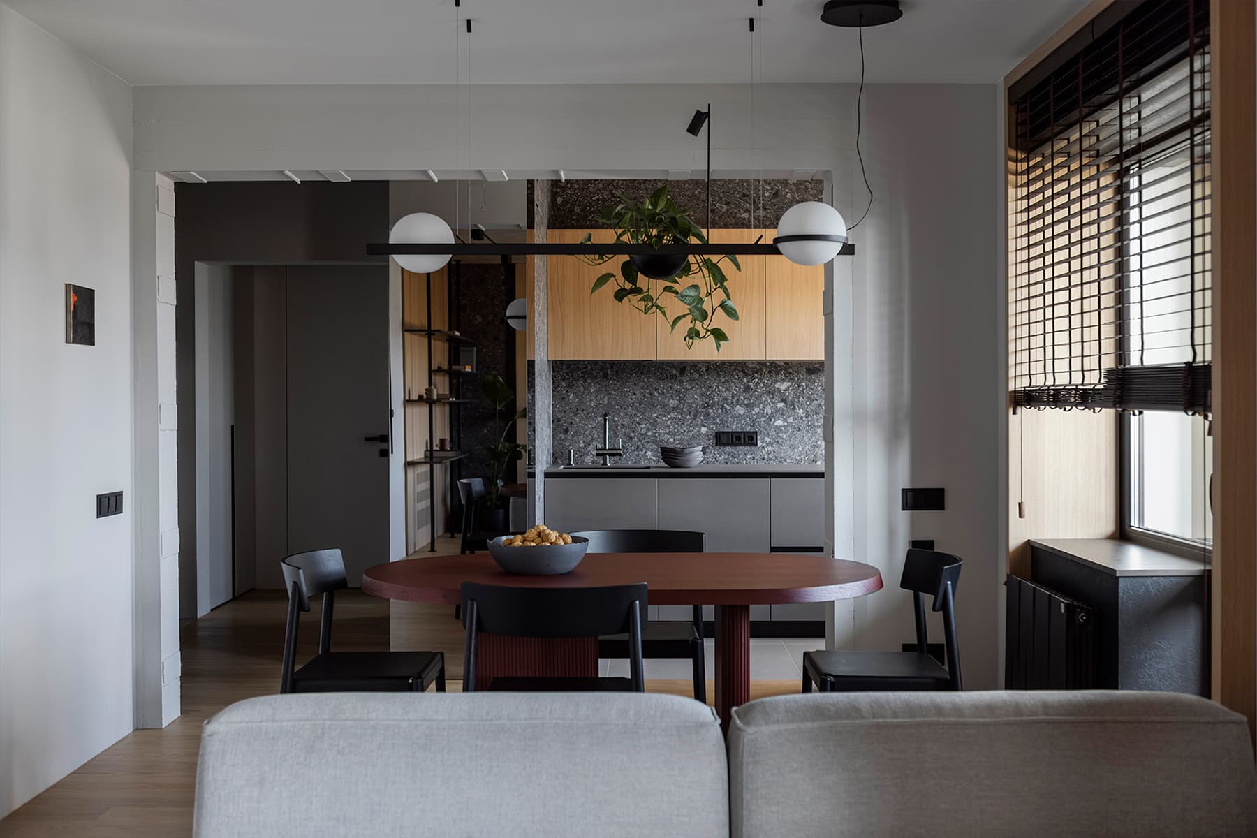 Графичный мужской интерьер квартиры с низкими потолками — проект Игоря и Алёны Скаржевских