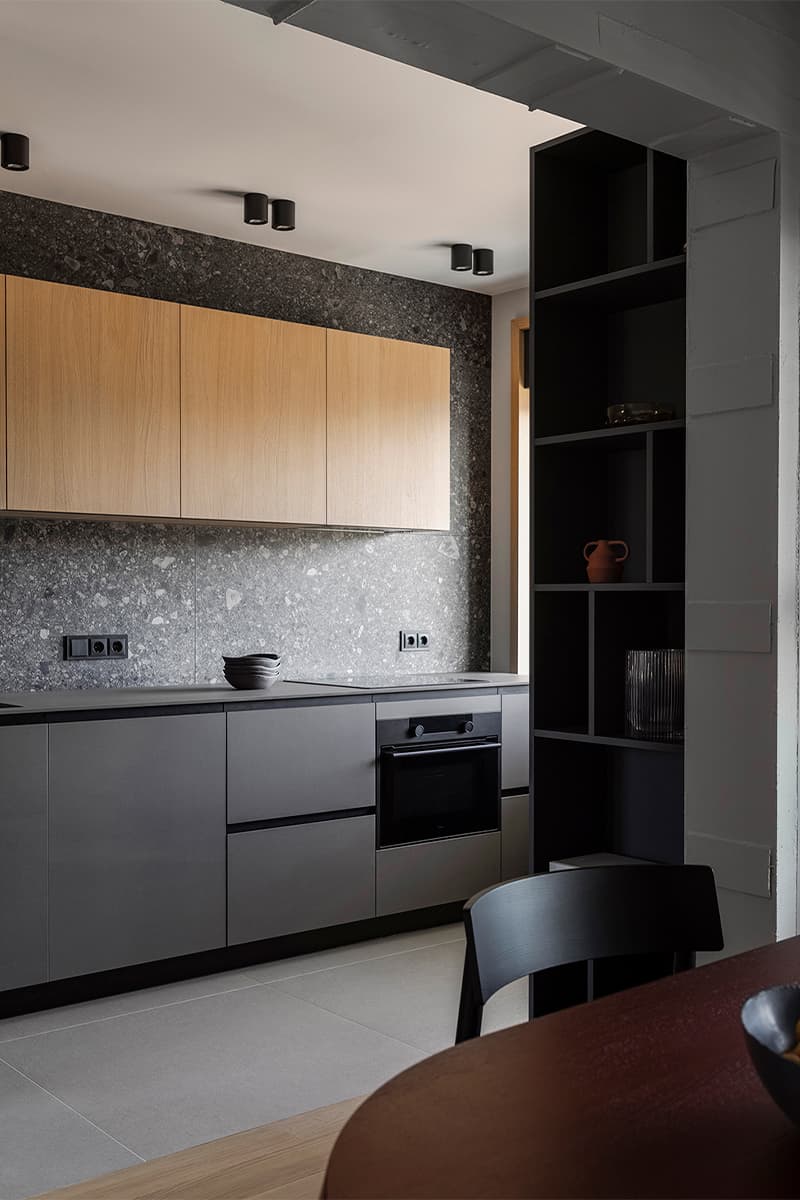 Графичный мужской интерьер квартиры с низкими потолками — проект Игоря и Алёны Скаржевских