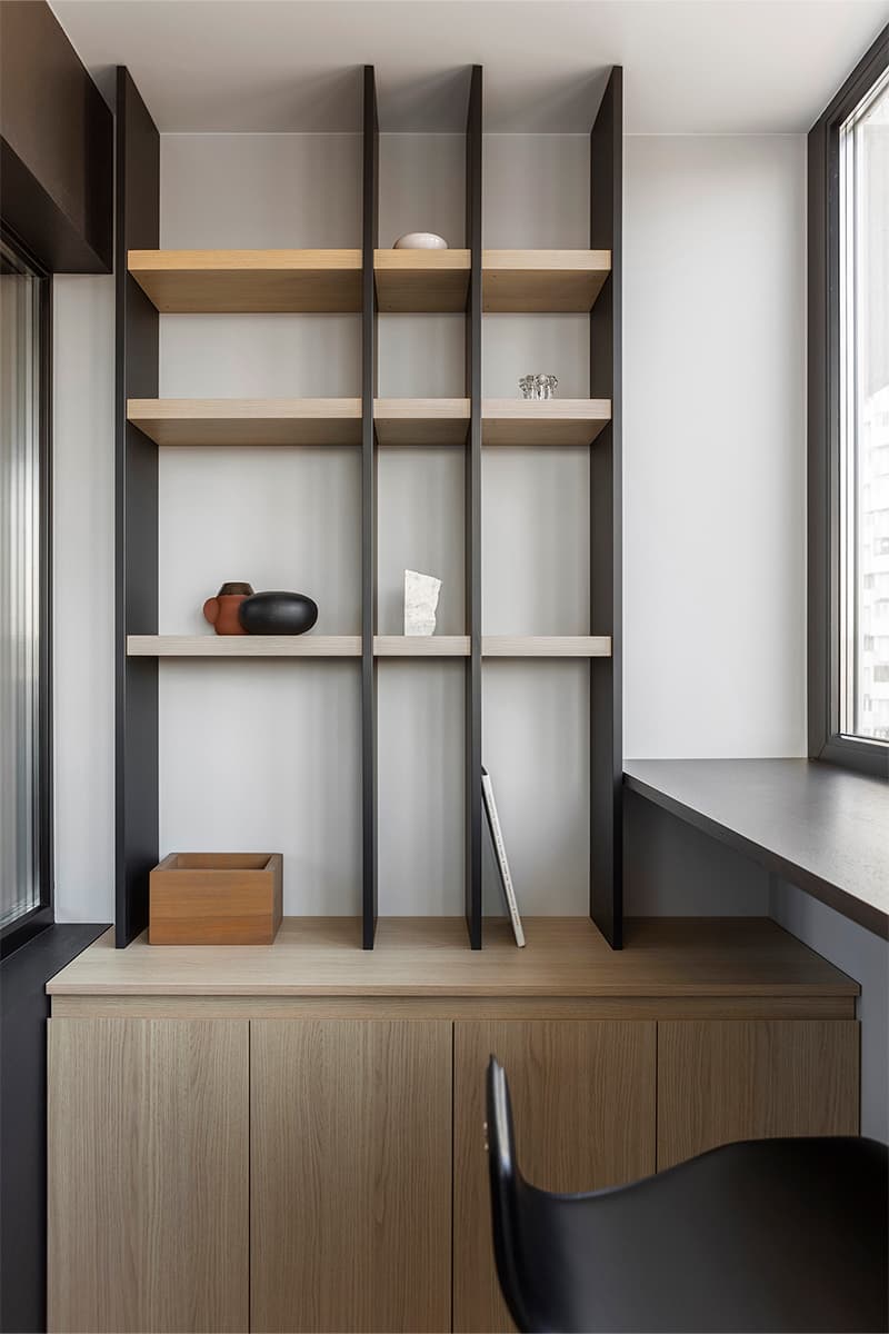 Графичный мужской интерьер квартиры с низкими потолками — проект Игоря и Алёны Скаржевских