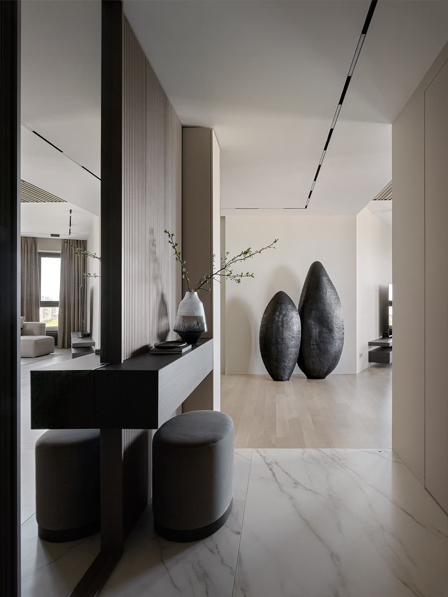 Деревянные рейки в интерьере квартиры с необычной гостиной — проект студии Azbuka Dom