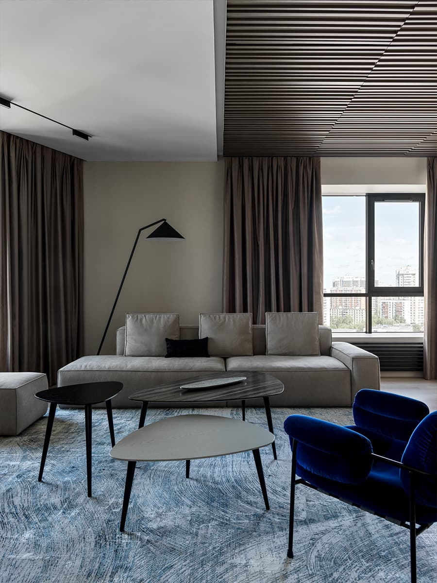 Деревянные рейки в интерьере квартиры с необычной гостиной — проект студии Azbuka Dom