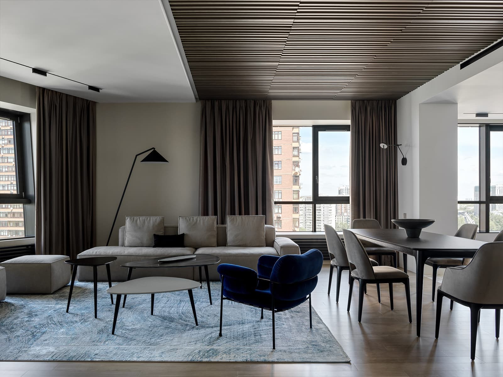 Деревянные рейки в интерьере квартиры с необычной гостиной — проект студии Azbuka Dom