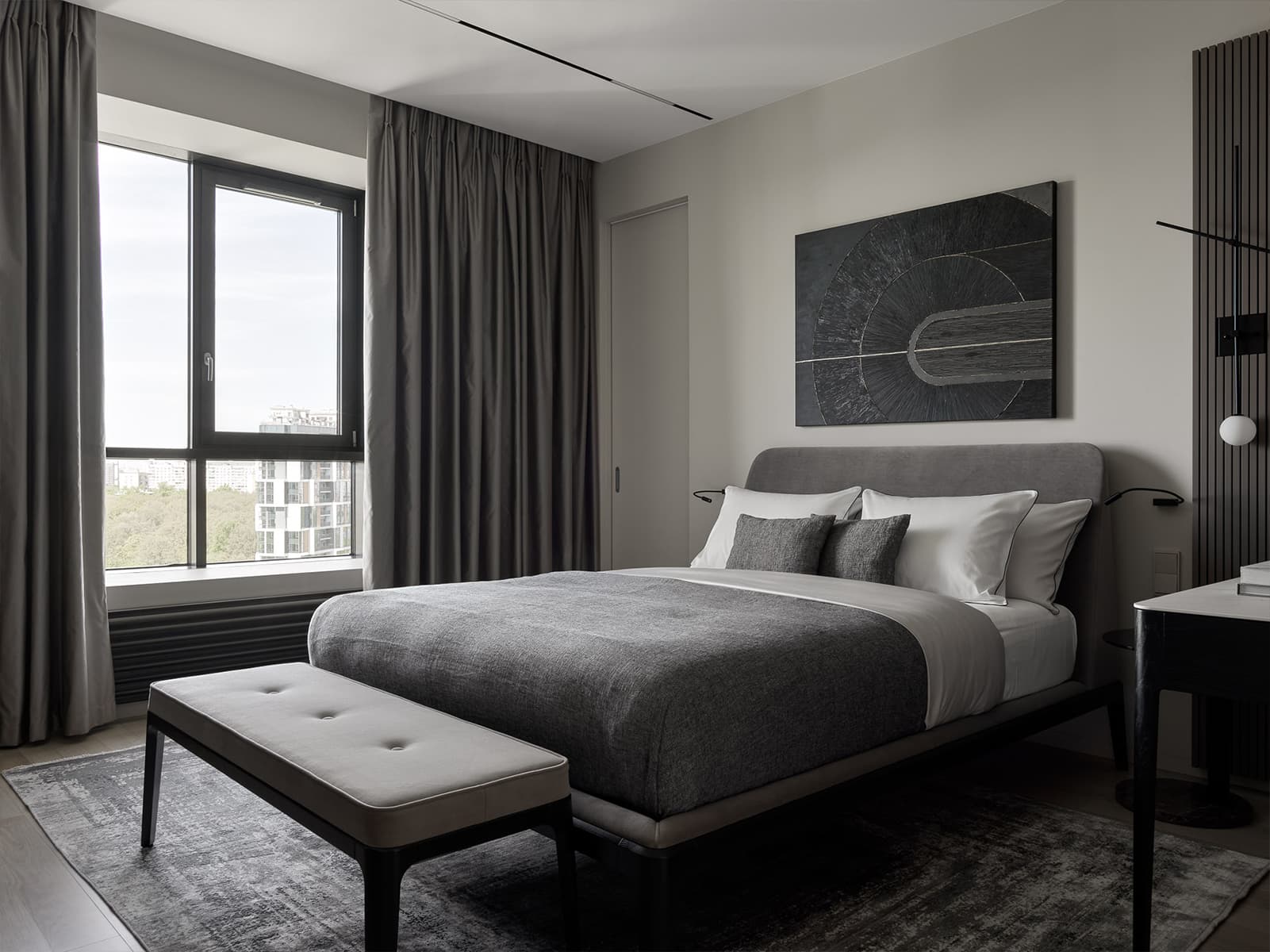 Деревянные рейки в интерьере квартиры с необычной гостиной — проект студии Azbuka Dom