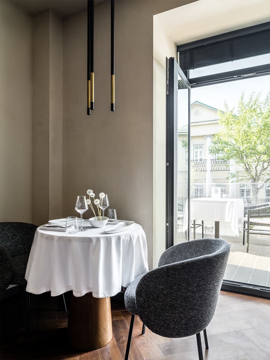 Сдержанный интерьер ресторана с морской тематикой в Ижевске — проект студии интерьера EgoDesign