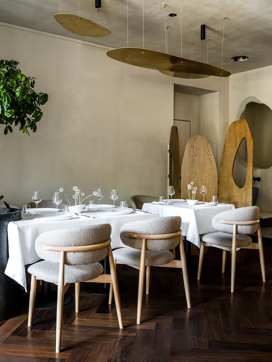 Сдержанный интерьер ресторана с морской тематикой в Ижевске — проект студии интерьера EgoDesign