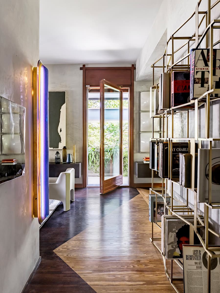 Эпоксидная смола, литое стекло и металл в интерьере дома-мастерской — проект дизайн-студии Draga & Aurel