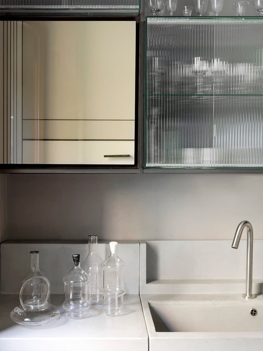 Эпоксидная смола, литое стекло и металл в интерьере дома-мастерской — проект дизайн-студии Draga & Aurel