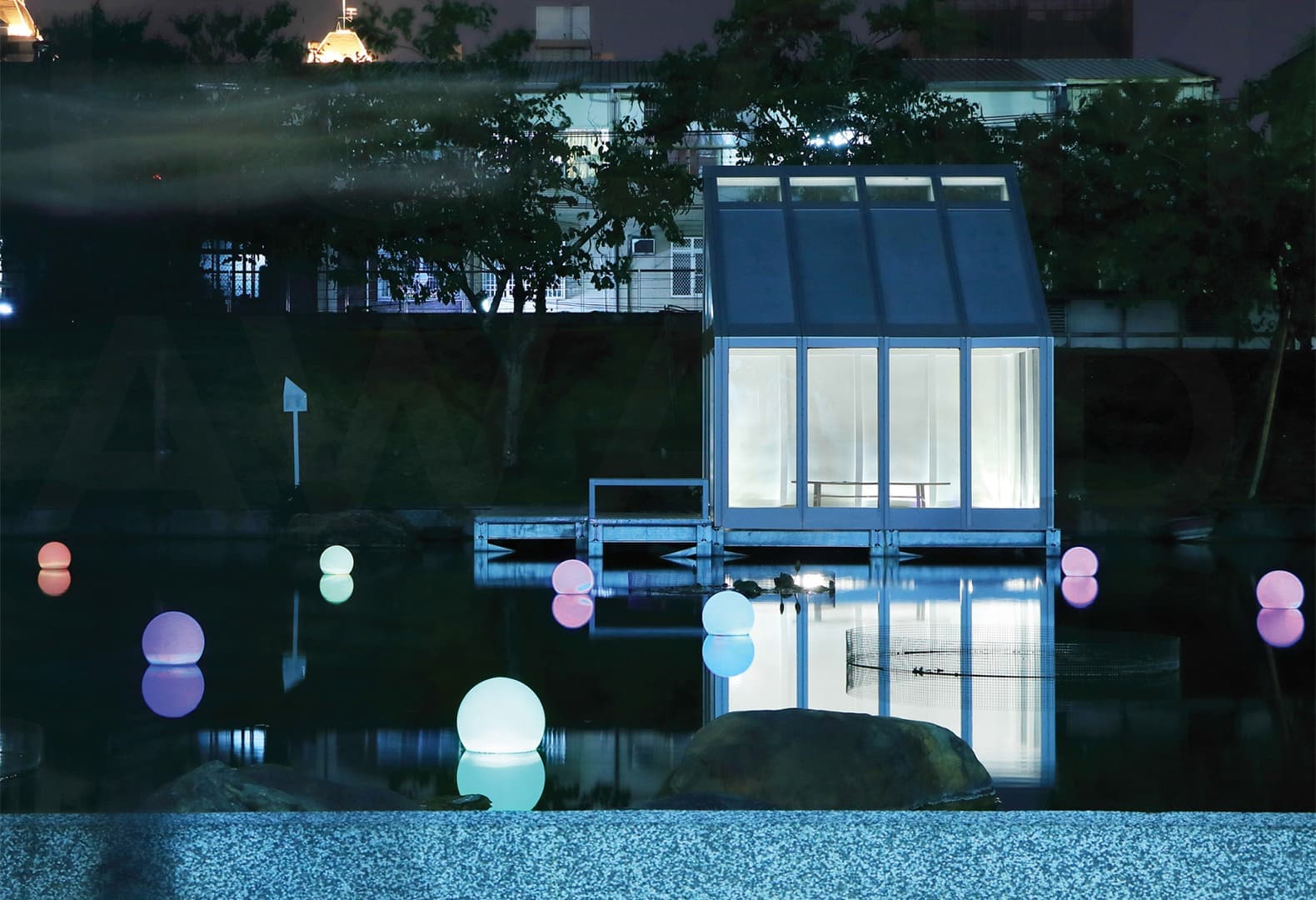 Стеклянные панели, наполненные водой, Water-Filled Glass