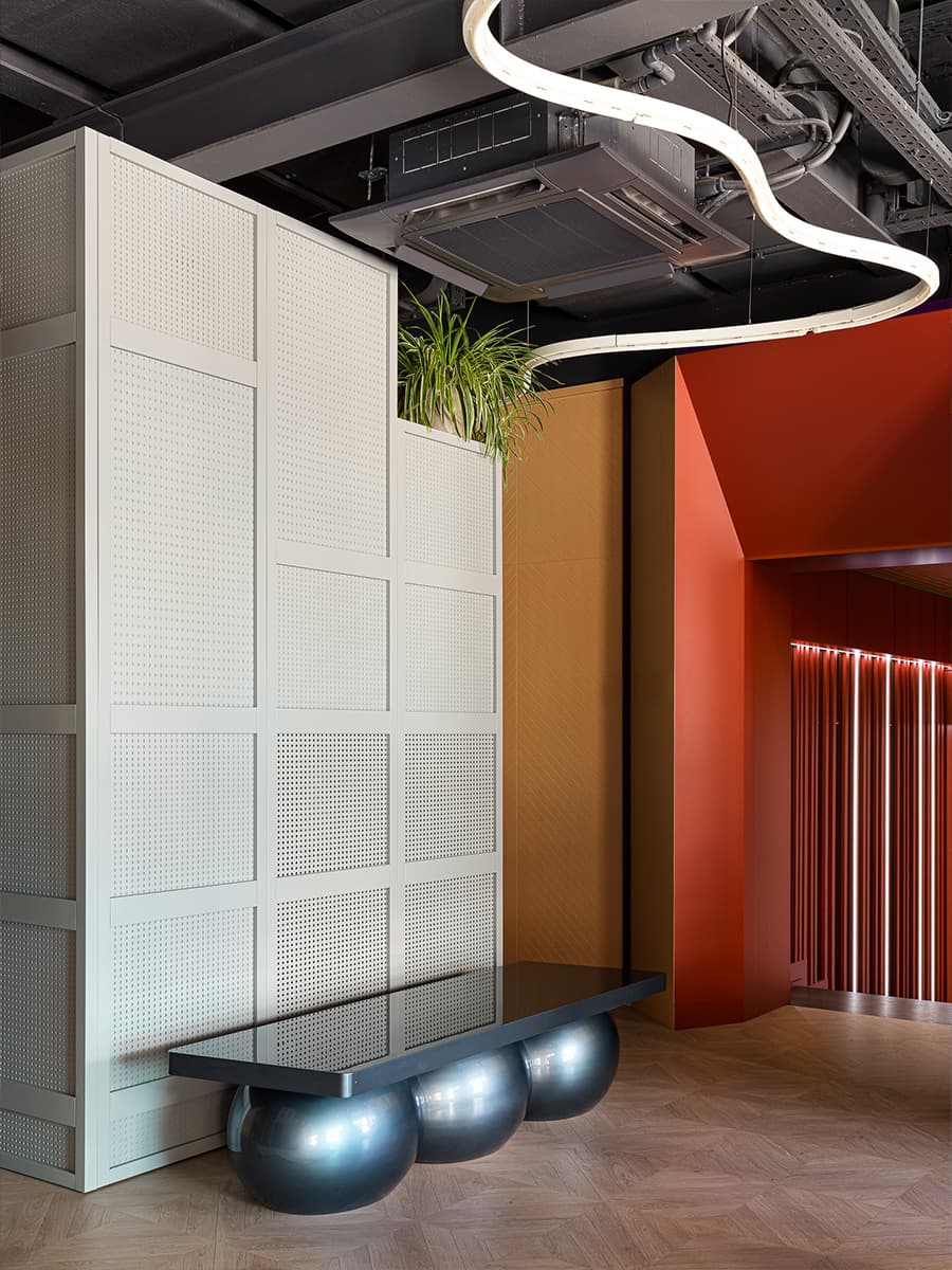 Эклектичный интерьер шоурума мебельной компании — проект студии Quatrobase